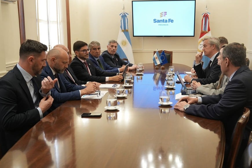 Maximiliano Pullaro recibió al embajador de la Unión Europea en la Argentina, Erik Høeg, en la Casa de Gobierno.