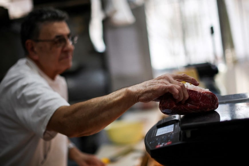 Butcher Dario Barrandeguy weighs meat in his shop, in Buenos Aires, Argentina June 10, 2024. REUTERS/Agustin Marcarian carne carniceria carnicerias