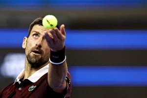 Novak Djokovic avanzó a la final del ATP 500 de Beijing tras la descalificación de Daniil Medvedev. Foto: Reuters