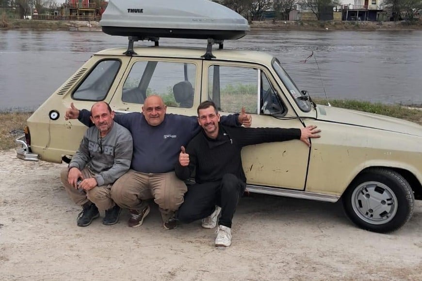 Viajarán hasta Brasil en un viejo Renault restaurado por ellos mismos.
