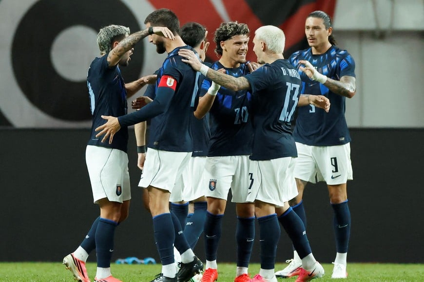 Soccer Football - International friendly - South Korea v Uruguay - Seoul World Cup Stadium, Seoul, South Korea - September 28, 2026
Uruguay's Giorgian de Arrascaeta celebrates scoring their second goal with teammates REUTERS/Kim Soo-Hyeon