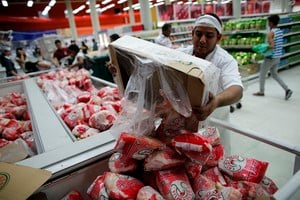 El pollo ganó terreno en la mesa de los argentinos y ya superó a la carne vacuna en el consumo por habitante. La brecha de precios fue una de las claves que aceleró ese cambio en la dieta. Foto: Archivo / REUTERS.