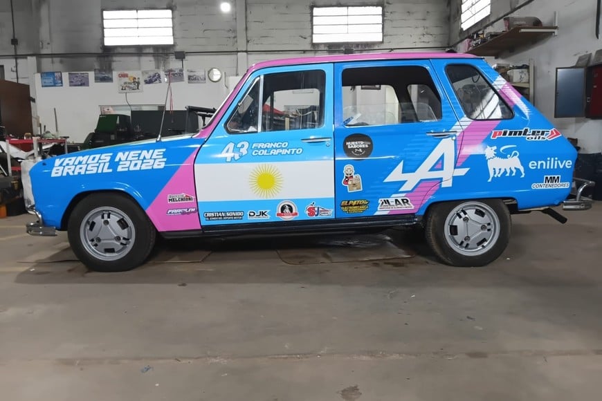 Viajarán hasta Brasil en un viejo Renault restaurado por ellos mismos.