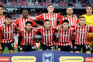 Equipo de Estudiantes que goleó a Gimnasia (M) por 3 a 0.