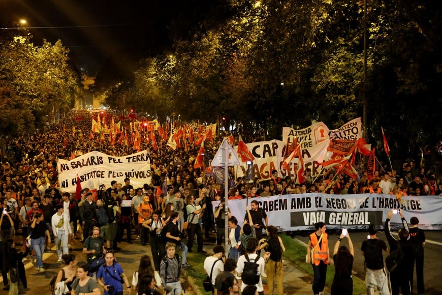 People take part in a protest demanding political action to alleviate Spain's housing crisis in Barcelona, Spain, October 5, 2026. REUTERS/Nacho Doce