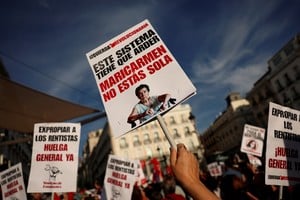 El desalojo de Maricarmen Abascal, una jubilada de 87 años expulsada de su vivienda en Madrid tras siete décadas de residencia, se convirtió en el catalizador de una profunda crisis social y política en España. Foto: REUTERS / Susana Vera.