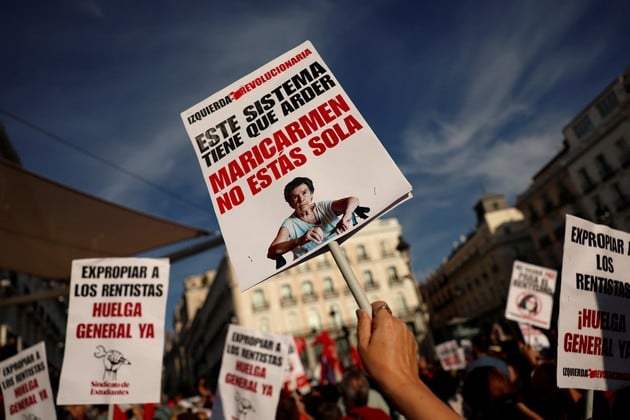 El desalojo de Maricarmen Abascal, una jubilada de 87 años expulsada de su vivienda en Madrid tras siete décadas de residencia, se convirtió en el catalizador de una profunda crisis social y política en España. Foto: REUTERS / Susana Vera.