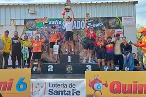 Con 250 corredores y un trazado adaptado por la crecida del río Salado, el clásico evento de ciclismo en Esperanza completó la penúltima cita del campeonato.
