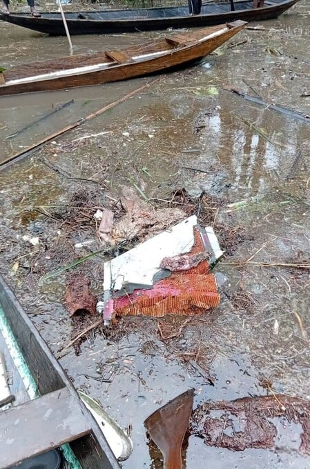 Parte de la aeronave apareció en una zona fangosa.