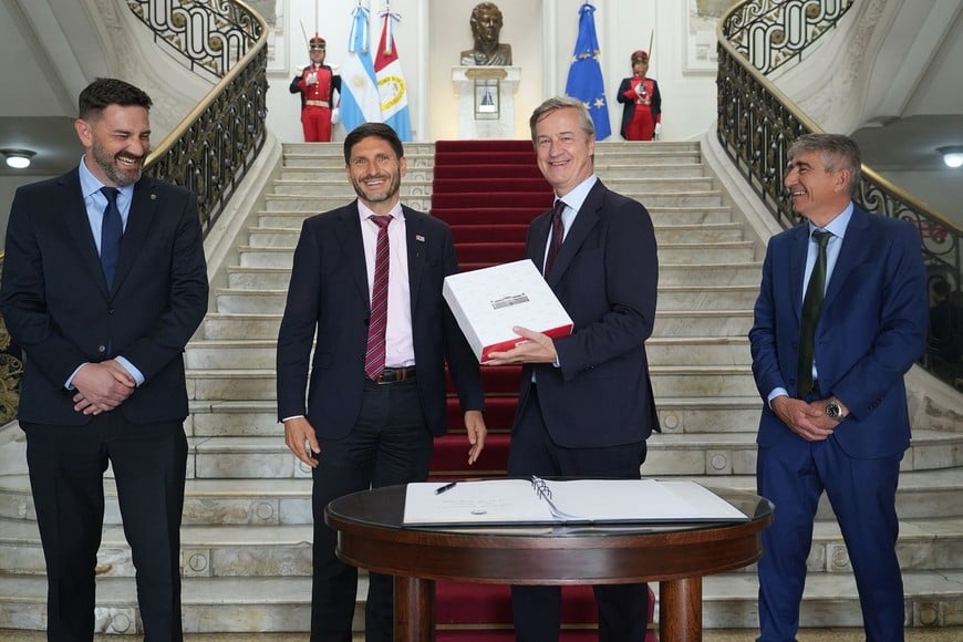 Maximiliano Pullaro recibió al embajador de la Unión Europea en la Argentina, Erik Høeg, en la Casa de Gobierno.