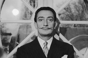 Solo la cubierta, que Dalí concibió en bronce con incrustaciones de oro y nácar, pesa 150 kilos.
