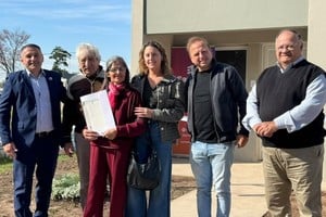 En la esquina de Saavedra y 1 de Mayo, en San Agustín, se ejecutan tres viviendas de dos dormitorios, con cocina, comedor, baño y lavadero. La obra alcanzó un 50 % de avance físico.
