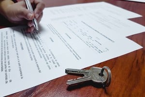 Asesorarse legalmente antes de firmar un contrato es muy importante. Archivo
