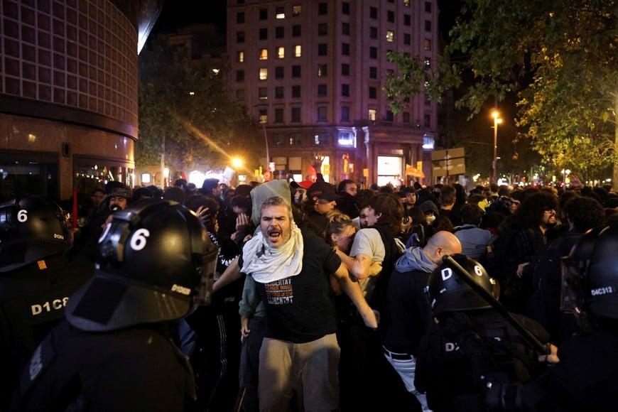 Demonstrators clash with riot police at a protest calling for political action to address Spain's housing crisis in Barcelona, Spain, October 5, 2026. REUTERS/Nacho Doce