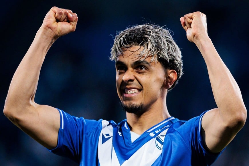 Ronaldo Martínez festeja el gol de Vélez.