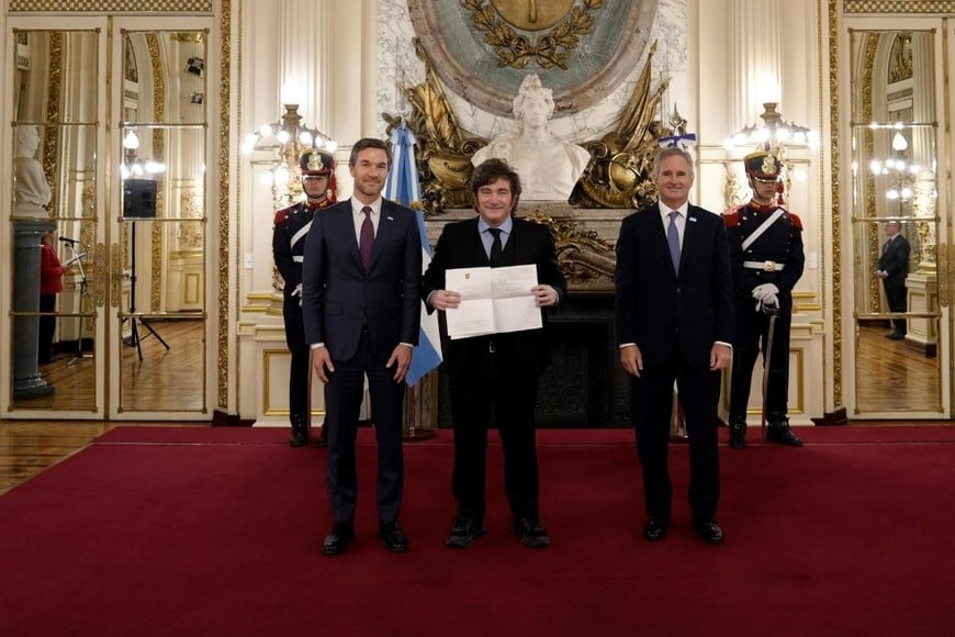 Javier Milei, Pablo Quirno y el Embajador de la República de Finlandia, Veikko Roobert Kiljunen. Crédito: Presidencia