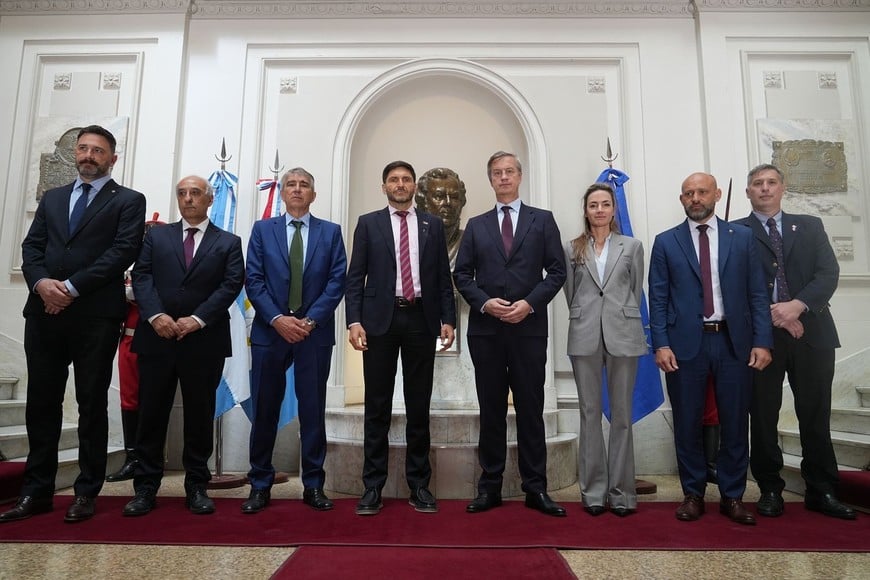 Maximiliano Pullaro recibió al embajador de la Unión Europea en la Argentina, Erik Høeg, en la Casa de Gobierno.