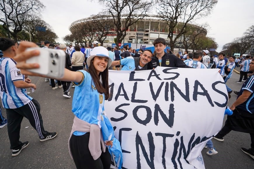 Los hinchas ya copan el Monumental.