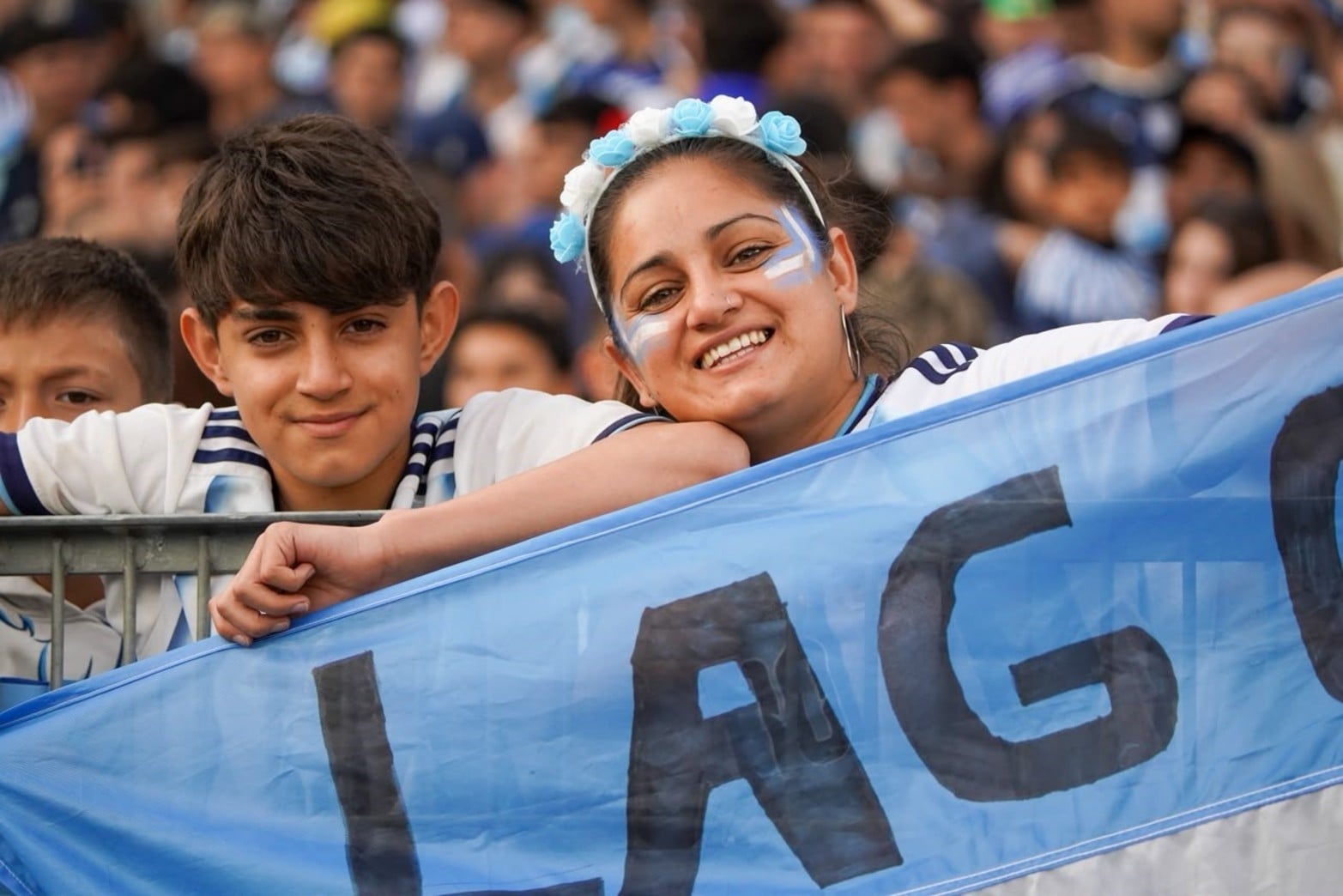 Los hinchas ya copan el Monumental.