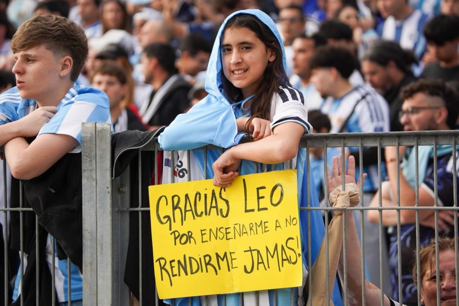 Los hinchas ya copan el Monumental.
