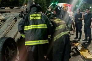 El momento en que los Bomberos rescatan al automovilista. Foto: Gentileza