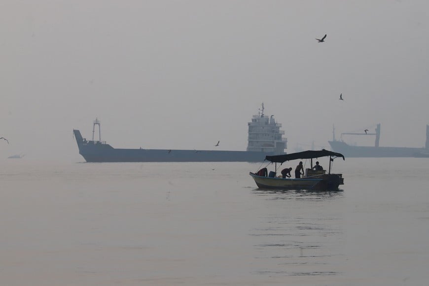 Vessels in the Strait of Hormuz near the beach of Bandar Abbas, Iran, October 6, 2026. Amirhosein Khorgooi/ISNA/via WANA (West Asia News Agency) via REUTERS ATTENTION EDITORS - THIS PICTURE WAS PROVIDED BY A THIRD PARTY. ATTENTION EDITORS - THIS PICTURE WAS PROVIDED BY A THIRD PARTY. ISRAEL OUT. NO COMMERCIAL OR EDITORIAL SALES IN ISRAEL. NO ACCESS FOR ISRAELI MEDIA. NO USE BBC PERSIAN. NO USE VOA PERSIAN. NO USE MANOTO. NO USE IRAN INTERNATIONAL. NO USE RADIO FARDA. DIGITAL: NO USE BBC PERSIAN. NO USE VOA PERSIAN. NO USE MANOTO. NO USE IRAN INTERNATIONAL. NO USE RADIO FARDA.
