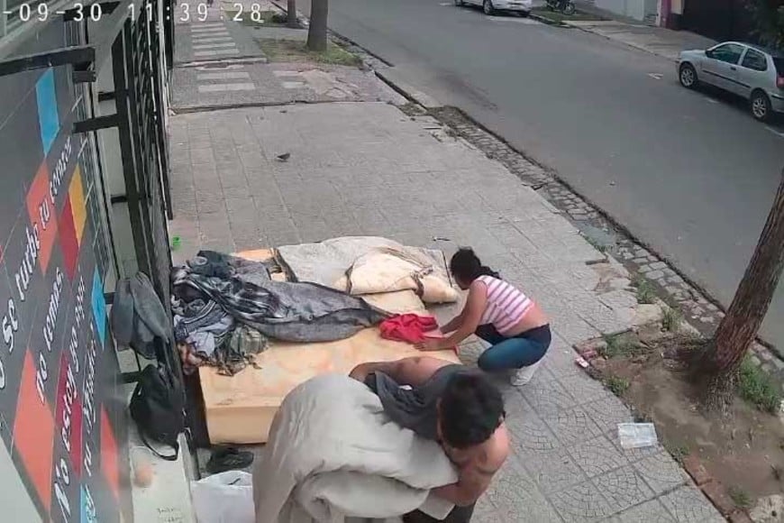 El momento en el que prenden fuego el colchón. Gentileza FM SOL.