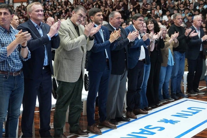 Las autoridades presentes en el estadio de la Tecnológica.