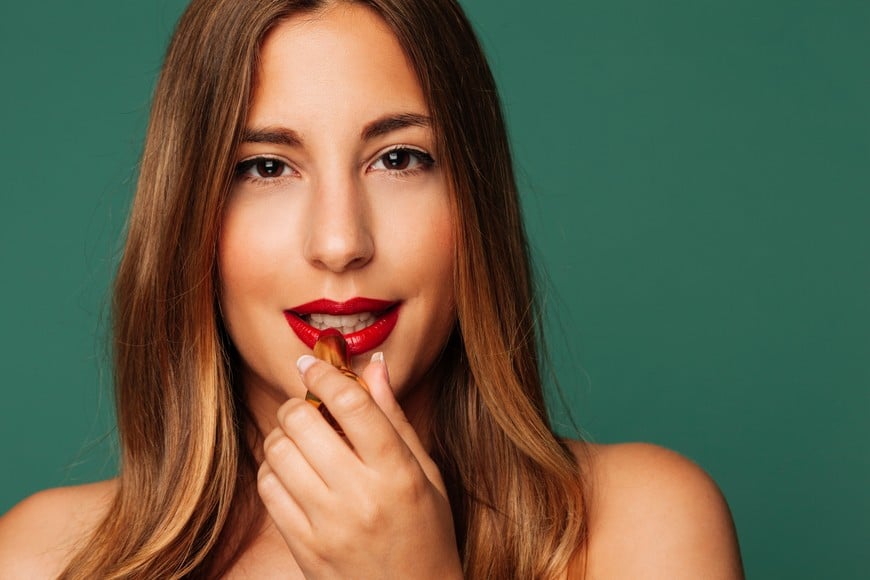 El tono intenso se convierte en protagonista de los looks de belleza.