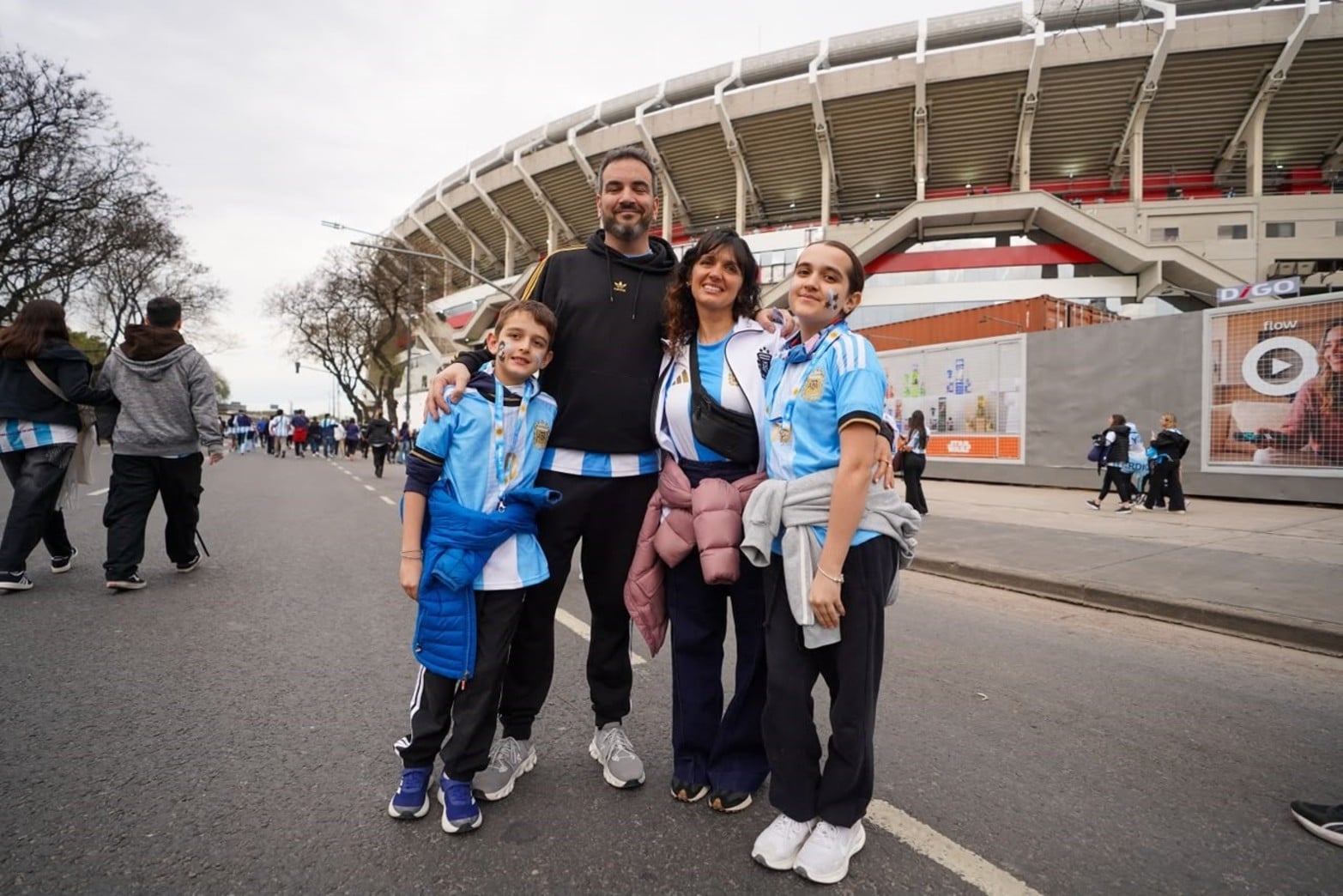 Los hinchas argentinos en inmediaciones del Monumental para la despedida de Messi.