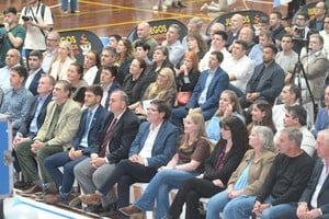 El gobernador Pullaro estuvo presente en el acto inaugural junto a autoridades de la UTN, Soro y Tóffolo, y al intendente Poletti. Foto: Manuel Fabatía