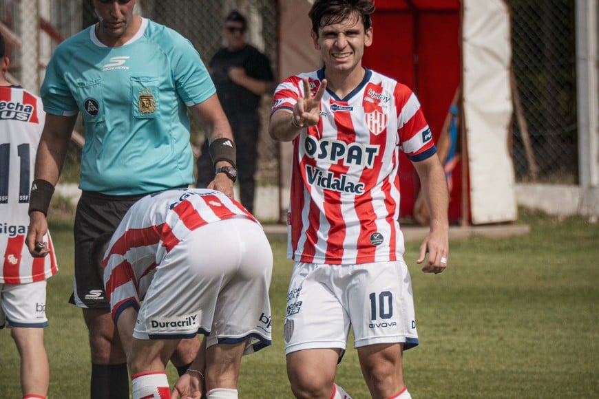 Ricardo Solbes festeja el gol de Unión.