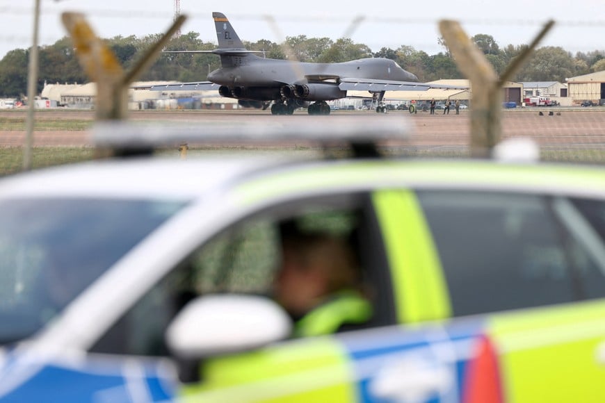 A B-1B Lancer bomber arrives at RAF Fairford airbase, after police declared a major incident at the base and arrested several men on suspicion of offences under the Explosives Act, who have since been released on bail, in Fairford, Gloucestershire, Britain, September 29, 2026. REUTERS/Toby Shepheard
