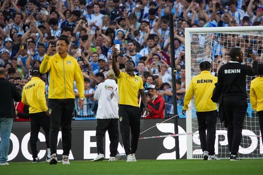 Los jugadores de Benín haciendo el reconocimiento del campo. Crédito: Fernando Nicola