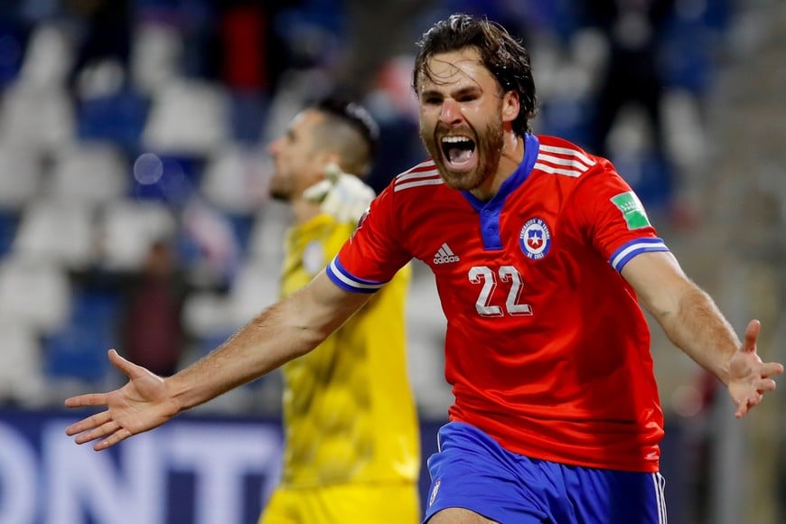 (211010) -- SANTIAGO, 10 octubre, 2021 (Xinhua) -- Imagen proveída por la Agencia de Noticias de Chile AGENCIAUNO del jugador Ben Brereton, de Chile, festejando su anotación, durante el partido de las Eliminatorias de la CONMEBOL para la Copa Mundial de la FIFA Qatar 2022, ante Paraguay, celebrado en el Estadio San Carlos de Apoquindo, en Santiago, Chile, el 10 de octubre de 2021. (Xinhua/Francisco Longa/AGENCIAUNO) (ah) (da)