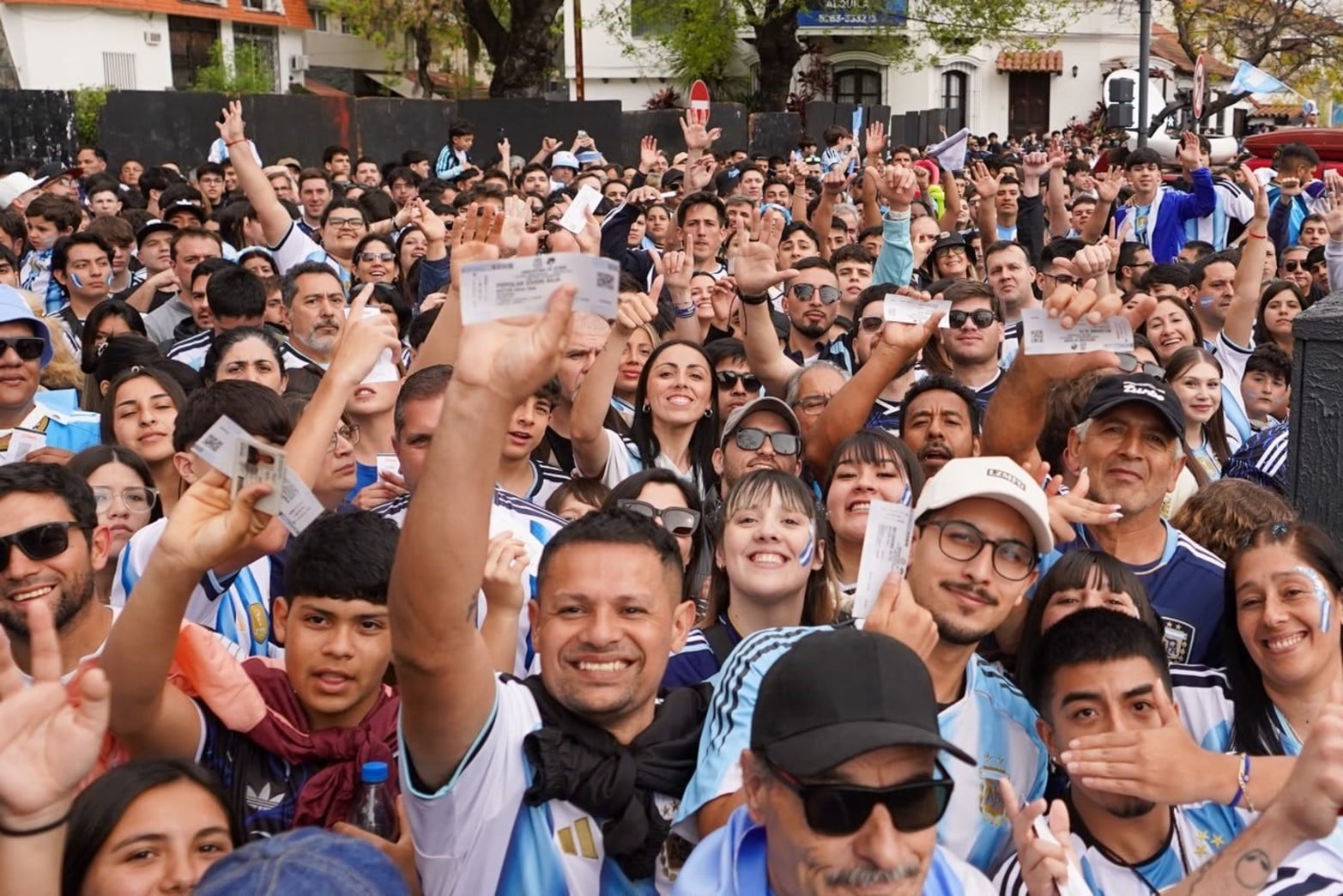 Los hinchas argentinos en inmediaciones del Monumental para la despedida de Messi.