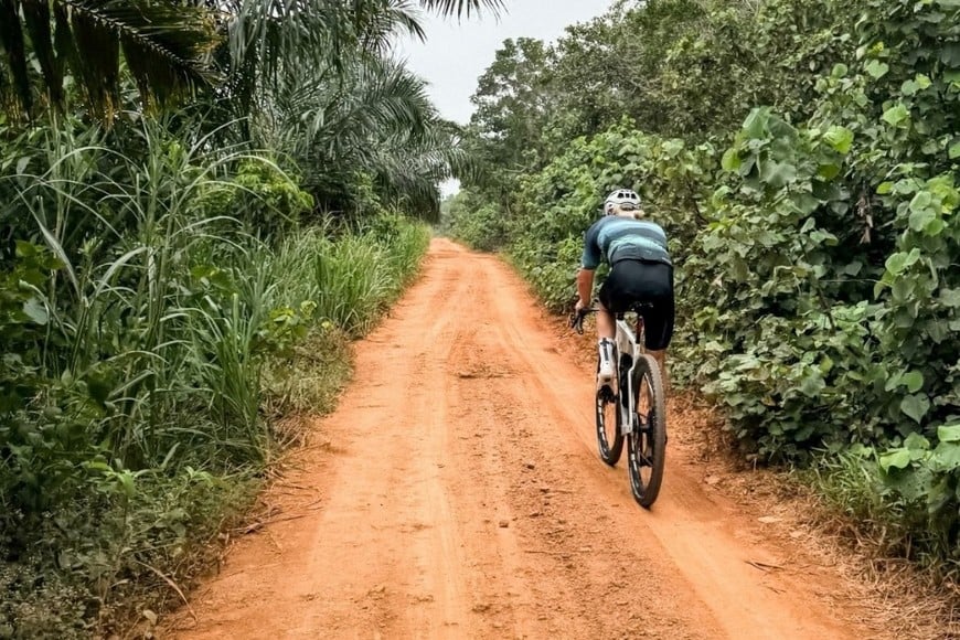 Valtteri Bottas emprendió en bicicleta el viaje rumbo a Singapur.