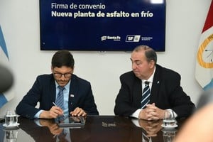 Poletti reveló que la actual planta municipal de producción asfáltica es de 1982, y se mostró agradecido con el aporte de Provincia para renovarla. Flavio Raina.