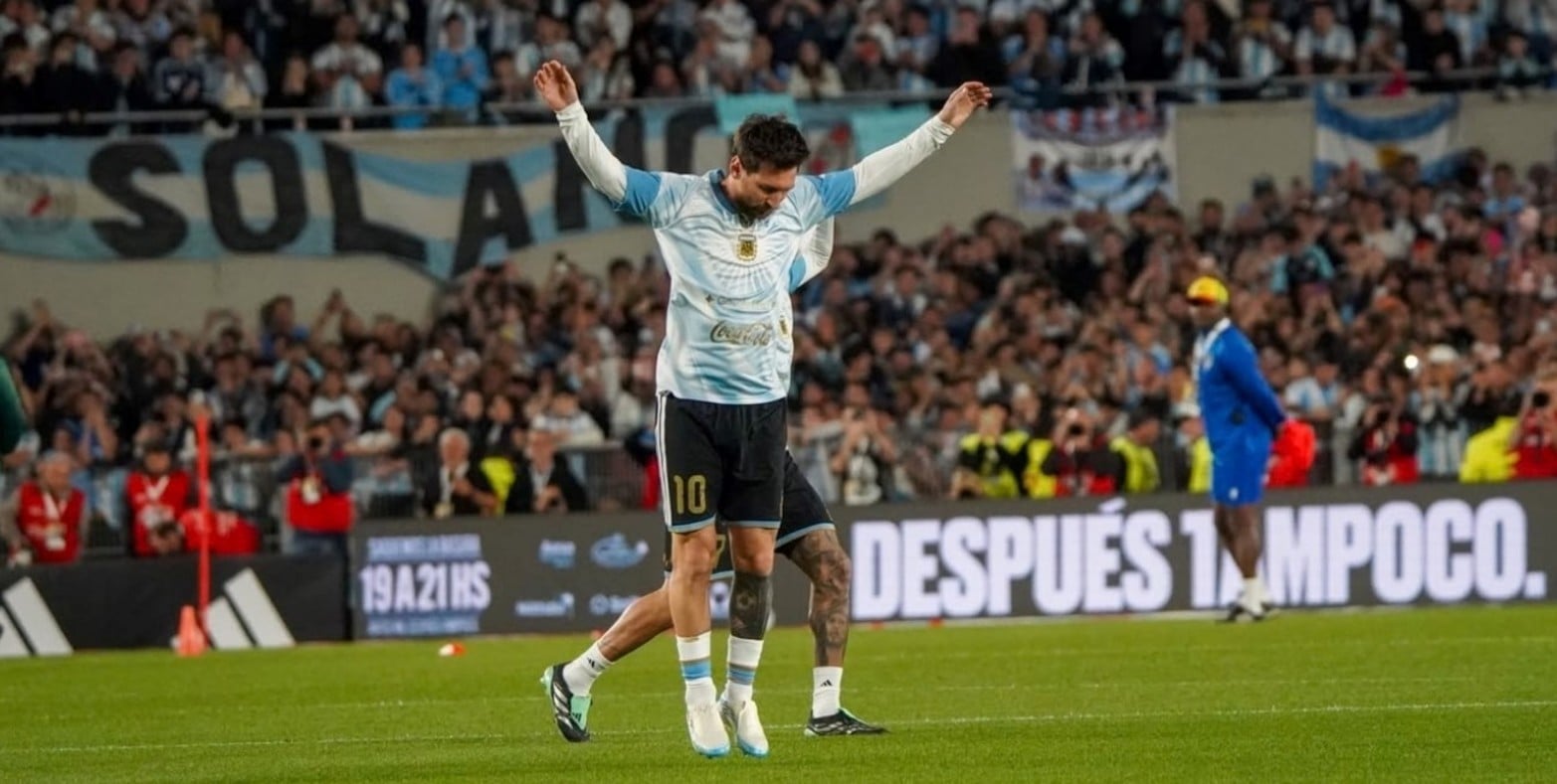 ¡Salió Messi! El 10 ya está en la cancha para su despedida. 