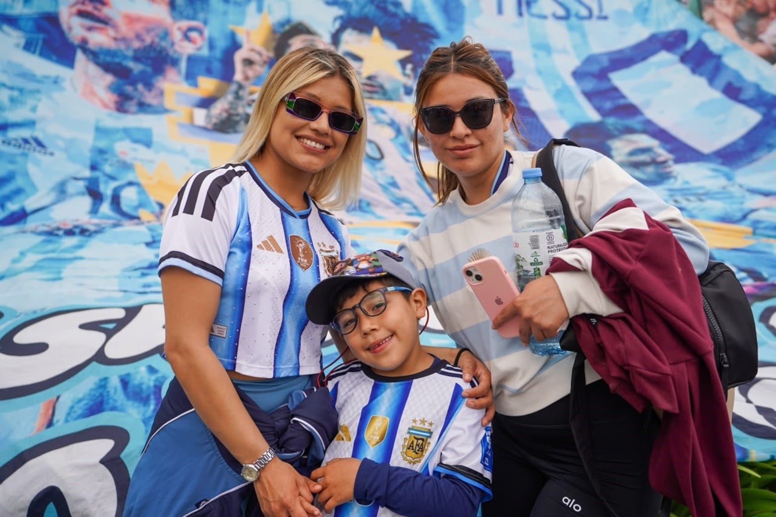 Los hinchas argentinos en inmediaciones del Monumental para la despedida de Messi.
