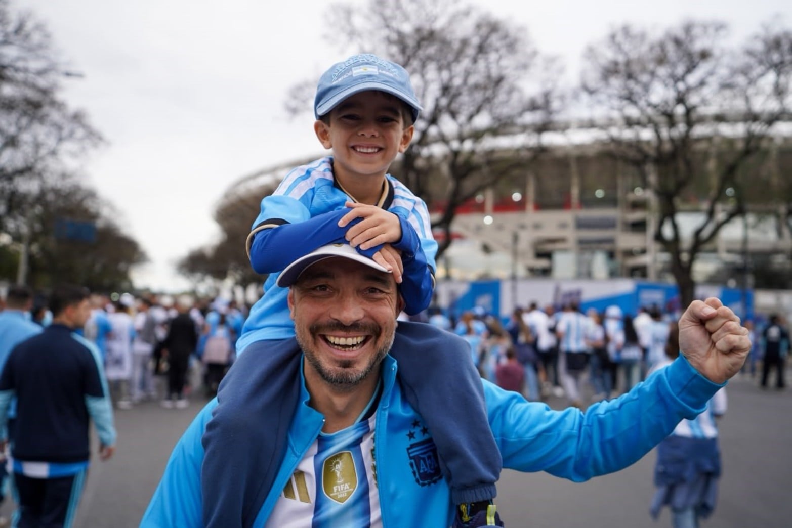 Los hinchas argentinos en inmediaciones del Monumental para la despedida de Messi.