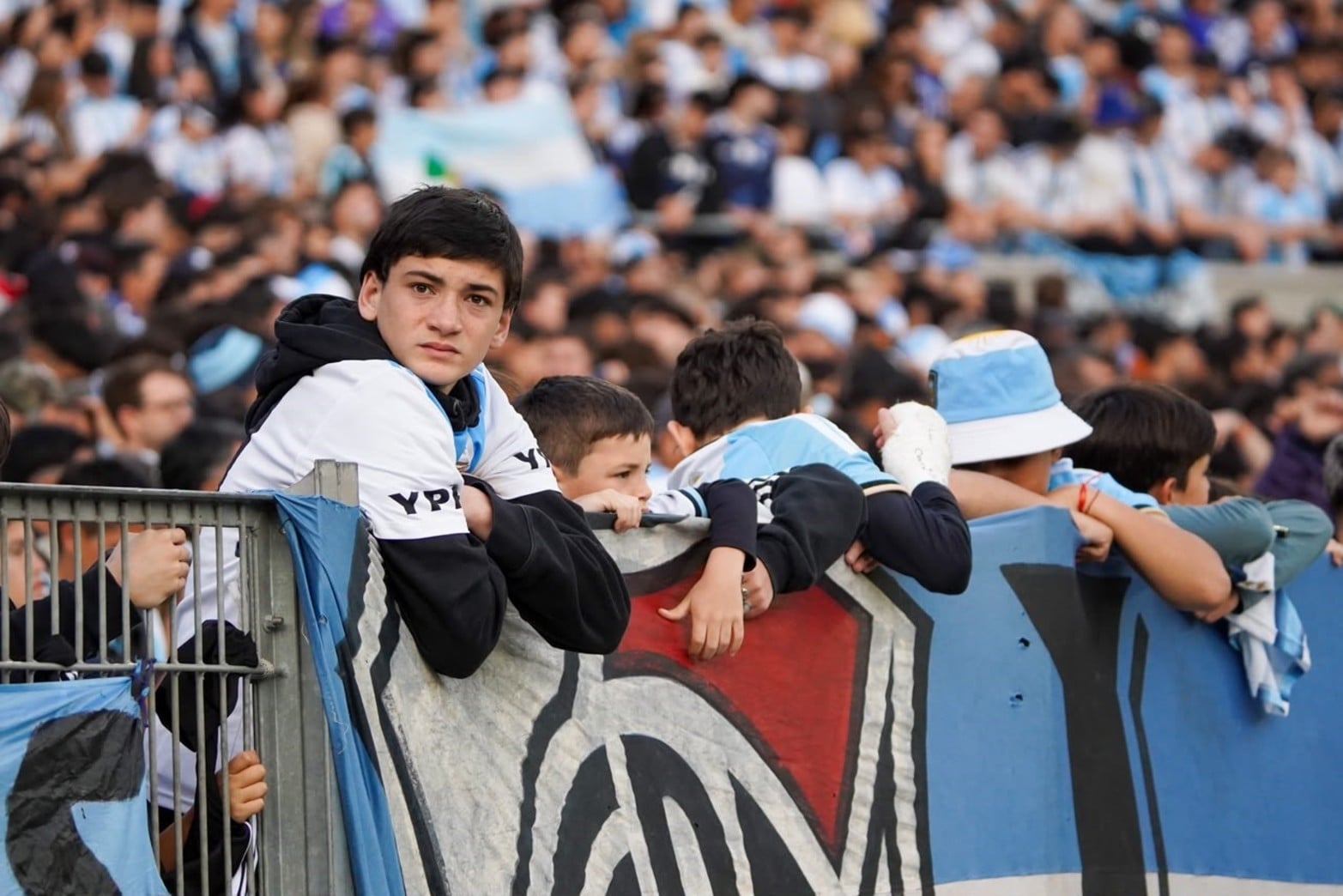 Los hinchas ya copan el Monumental.