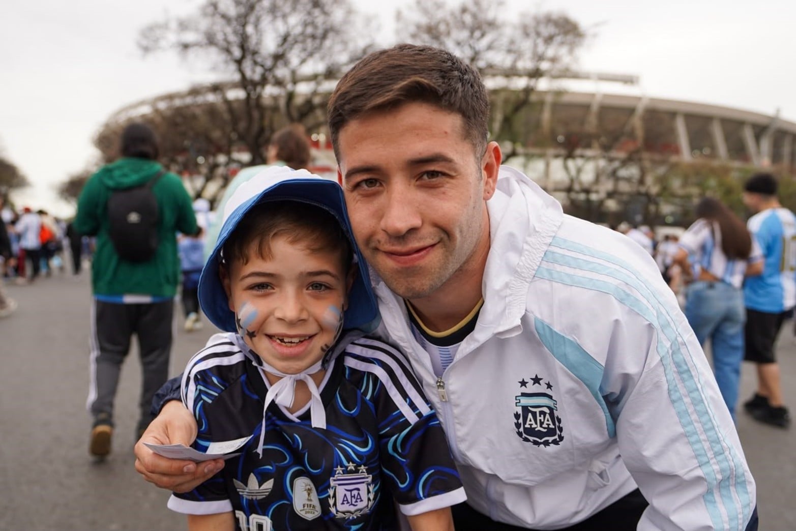 Los hinchas argentinos en inmediaciones del Monumental para la despedida de Messi.