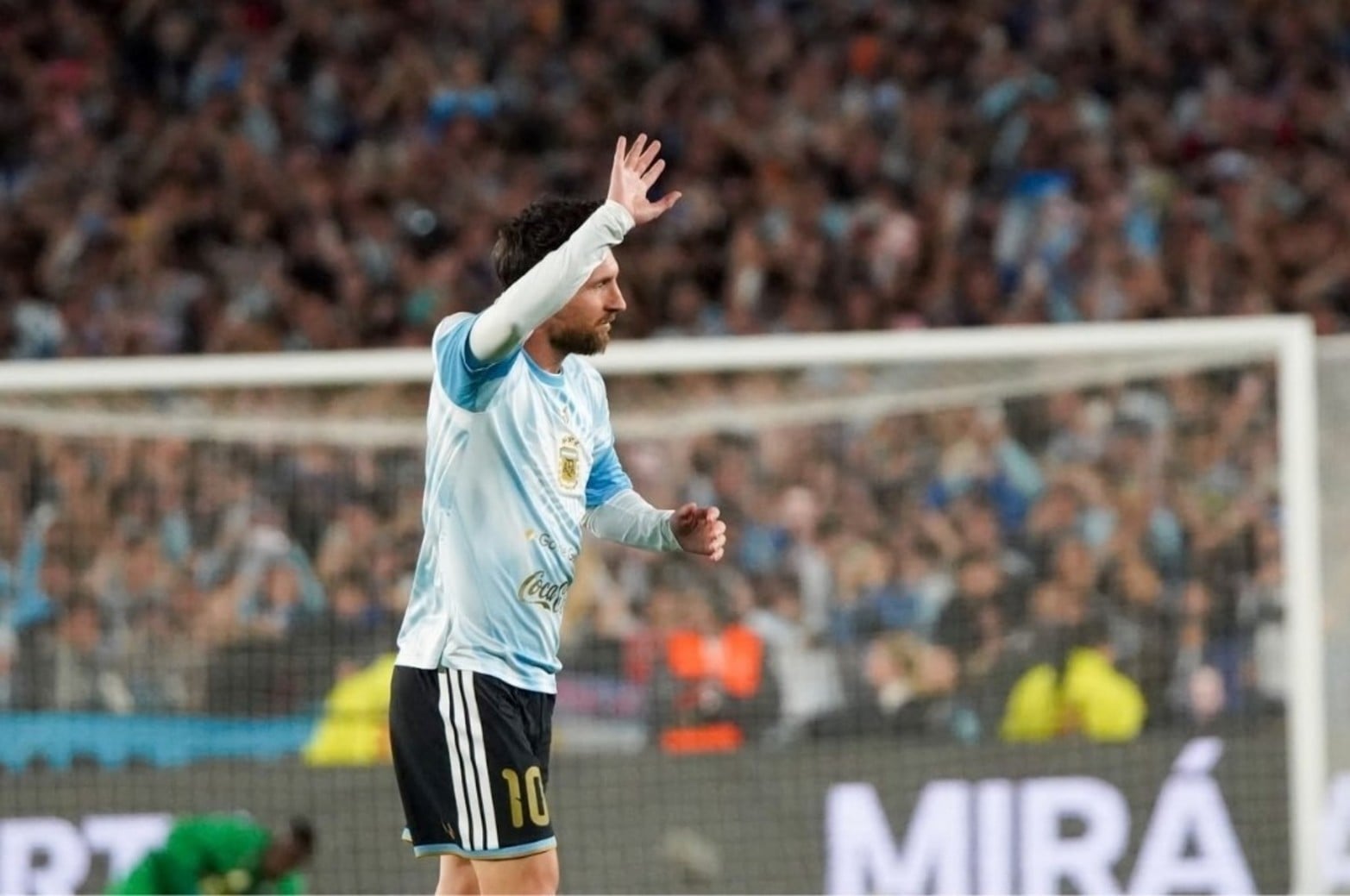 ¡Salió Messi! El 10 ya está en la cancha para su despedida. 