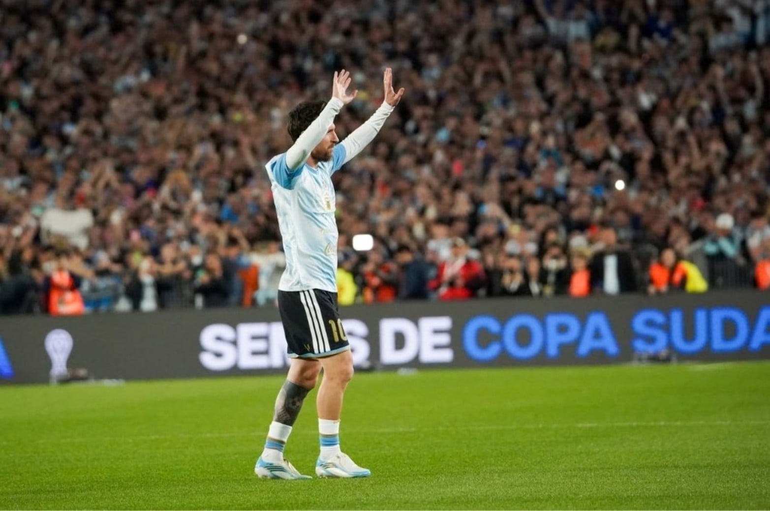 ¡Salió Messi! El 10 ya está en la cancha para su despedida. 