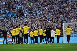 Los jugadores de Benín haciendo el reconocimiento del campo. Crédito: Fernando Nicola