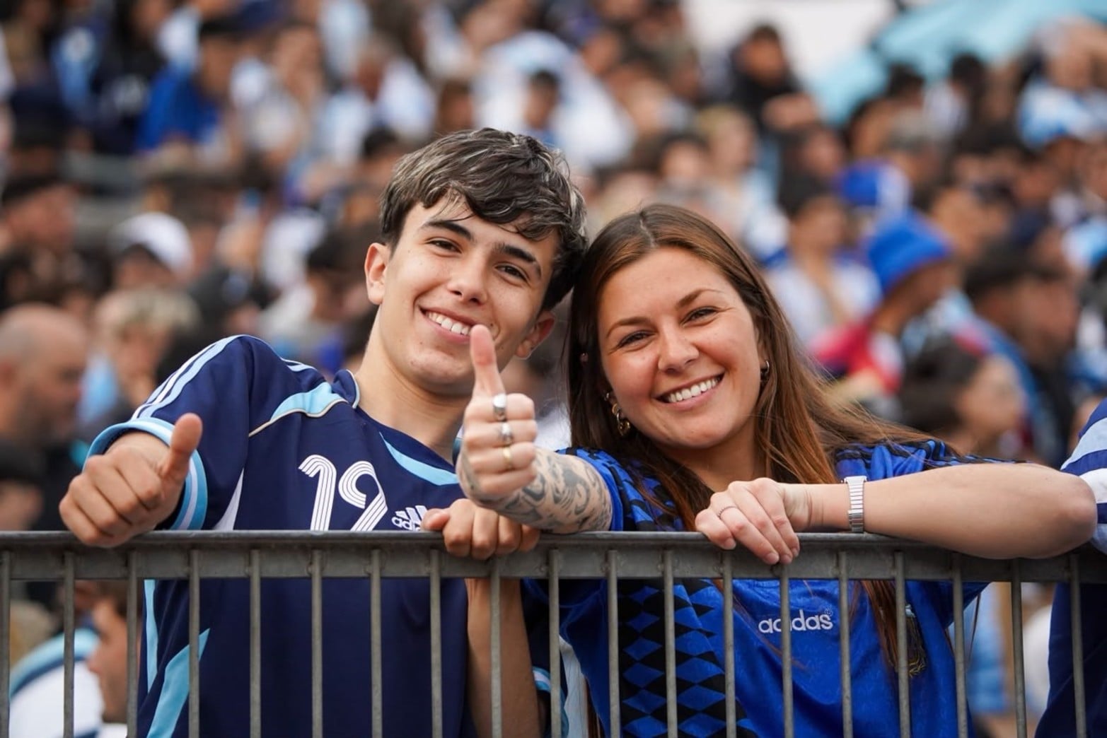 Los hinchas ya copan el Monumental.