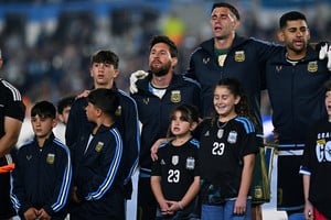 Messi y Scaloni se emocionaron hasta las lágrimas durante el himno ante Benín. Foto: Reuters