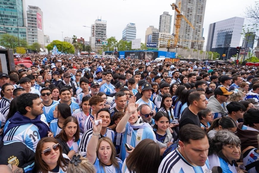 Los hinchas argentinos en inmediaciones del Monumental para la despedida de Messi