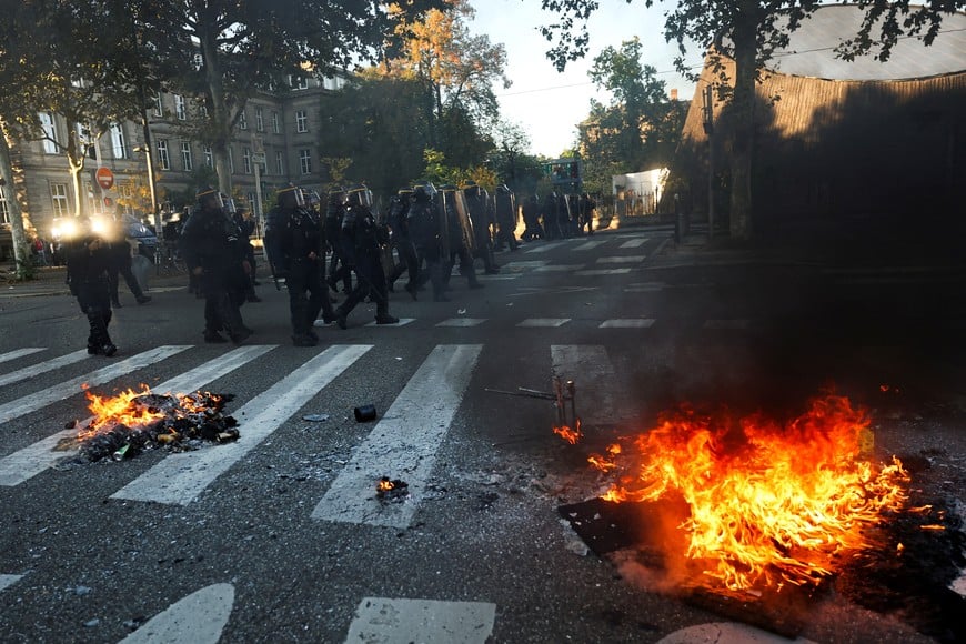 Riot police move forward during a demonstration by French high school and university students in Strasbourg, as part of a nationwide day of protests and blockades over overcrowded classrooms, teacher shortages and dilapidated school buildings that students blame on years of underinvestment, France, October 6, 2026. REUTERS/Kai Pfaffenbach